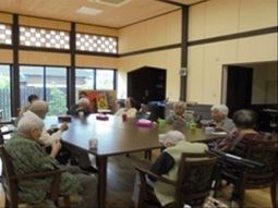 和室で集う利用者の様子