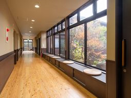 木目調の床の廊下と窓