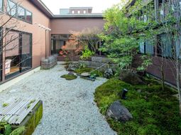 和の庭園の中庭