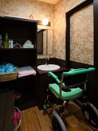 洗面台と車いす