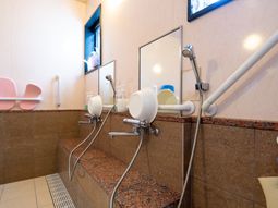 手すり付洗面台とシャワー