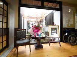 エントランスでの花とイーゼル