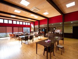 木目調の明るいダイニングルーム