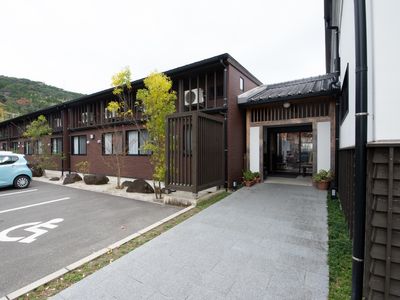 和風外観の施設入口