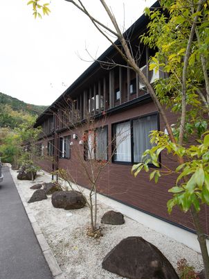 木々と建物の外観