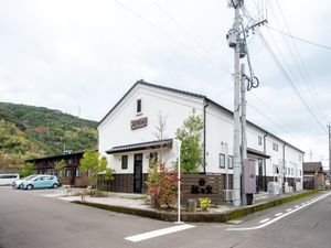 白壁の建物と緑の山並み