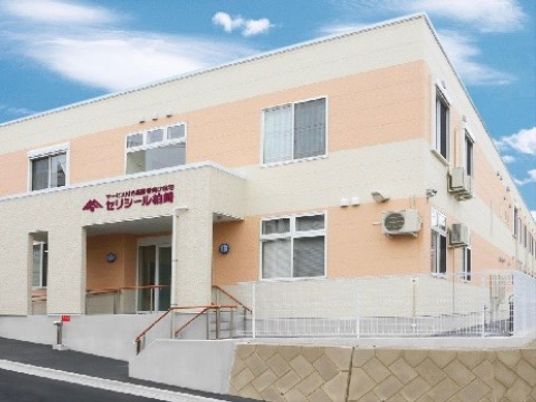ピンク色の外壁の建物