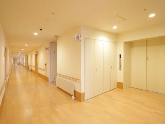 明るく広い施設の廊下