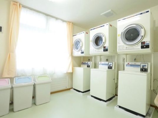 洗濯機と洗濯籠が並ぶ部屋