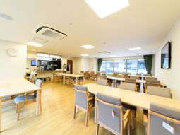 明るい食堂の風景