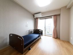 明るい居室の一角