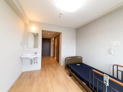 明るい居室の風景