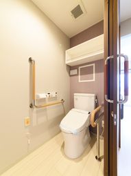 バリアフリー設計のトイレ