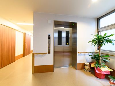 清潔な廊下とエレベーター
