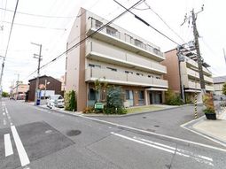 街角に佇む穏やかな外観