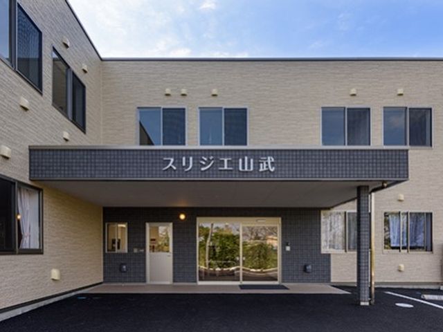 スリエエル施設のエントランス エントランス すっきりとした設計のエントランスは明るく開放的な雰囲気を演出しており、新たな職場へ一歩踏み出すきっかけになります。