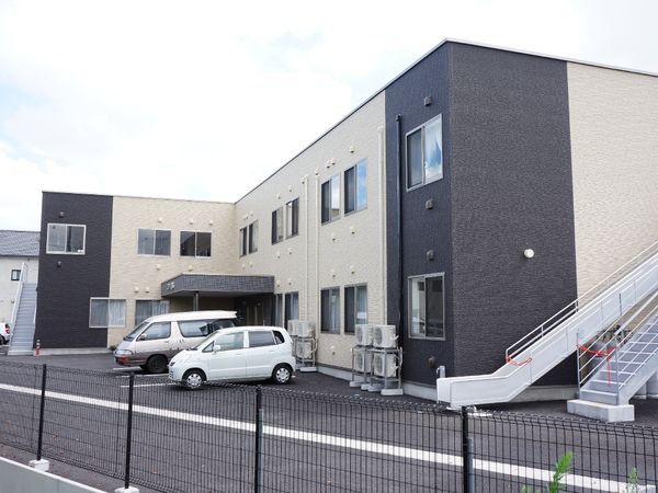モダンな外観の建物