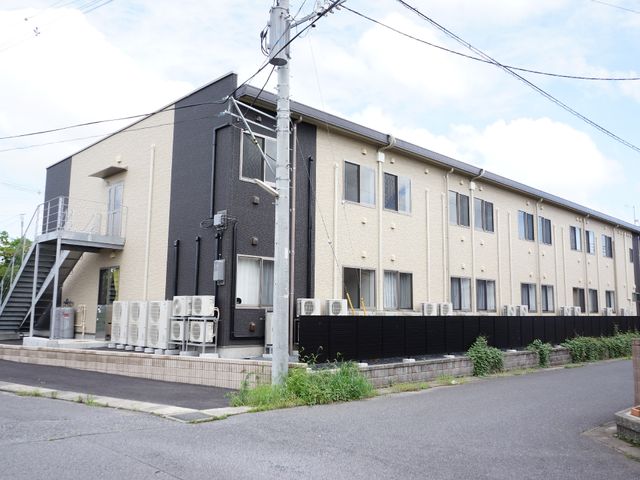 シンプルな外壁の建物 施設外観 清潔感のある外観が印象的です。日当たりがよさそうな環境です。