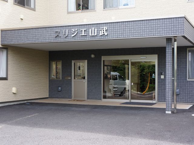 清潔感ある建物のエントランス 施設玄関 明るく清潔感のあるエントランスが、訪れる人を暖かく迎えます。