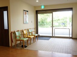 エントランスに並ぶ椅子