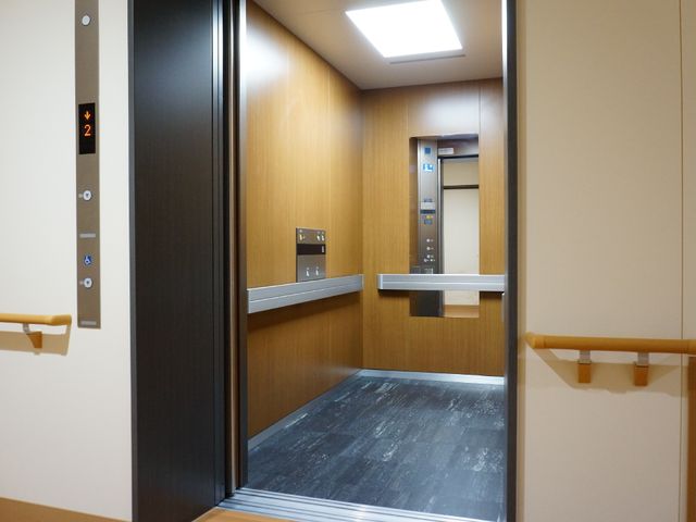 清潔感あるエレベーター内部 エレベーター 手すりが設置されたバリアフリー対応のエレベーターです。安全に配慮された設計となっています。