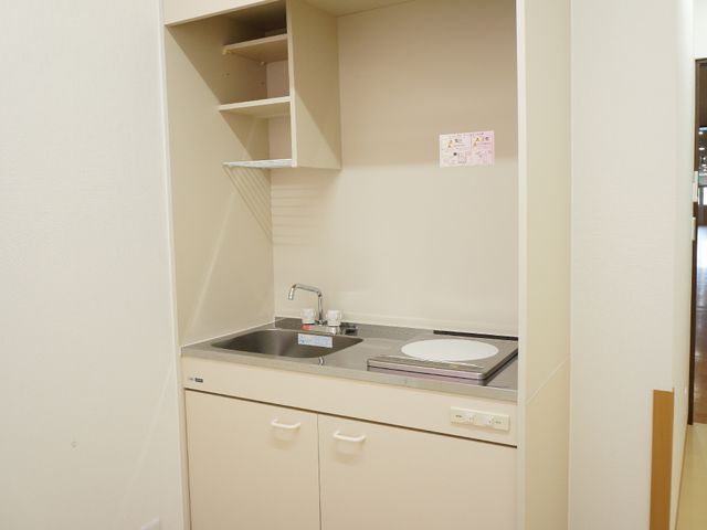 シンプルなキッチンコーナー ミニキッチン 機能的なキッチンで日々の料理を楽しめます。清潔感のあふれる空間が魅力です。