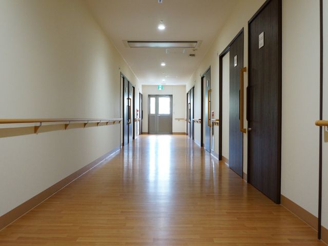 清潔感のある綺麗な廊下 廊下 手すりが設置された明るい廊下は、清掃が行き届いており安全に配慮されています。