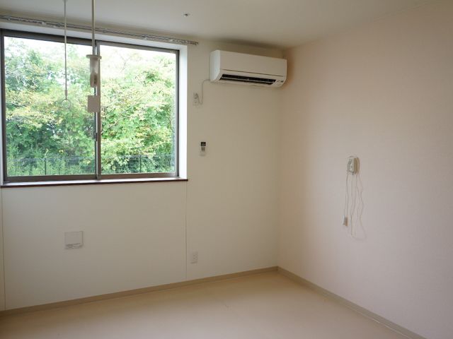 明るく広い空間の居室 個人部屋 清潔感のあふれる居室で、窓から自然光が差し込んでいます。