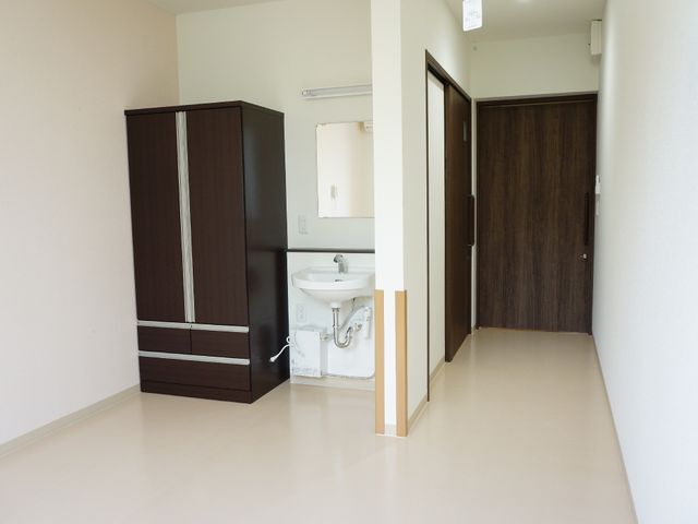 清潔な居室の様子 個人部屋 すっきりとした居室で、明るく落ち着いた時間が過ごせそうです。必要な備品が整っており、快適な環境が提供されています。
