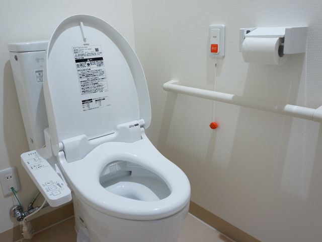 清潔なトイレの設備 トイレ 安全性を考慮したバー付きの快適な空間です。清潔感のあふれる明るい雰囲気が特徴です。