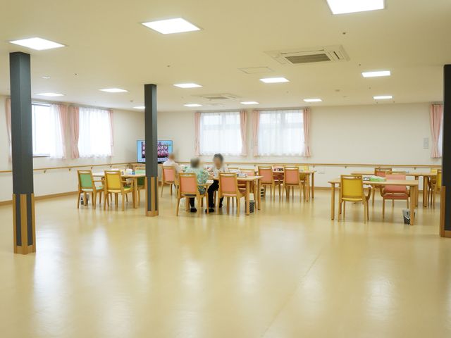 明るい食堂の様子 食堂 広々としたダイニングでは利用者様がくつろいでいます。優しい光が差し込む、温かみのある空間です。