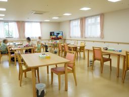 明るい食堂の様子