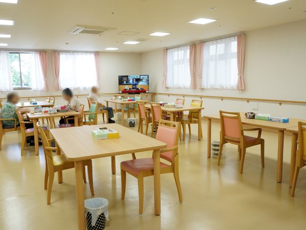 明るい食堂の様子