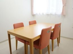 明るい食卓と椅子４脚