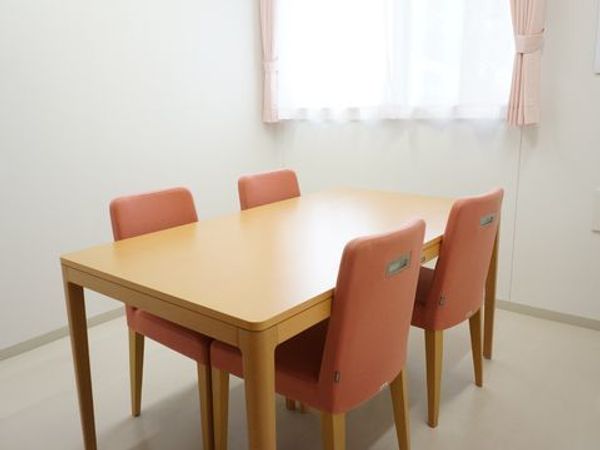 明るい食卓と椅子４脚