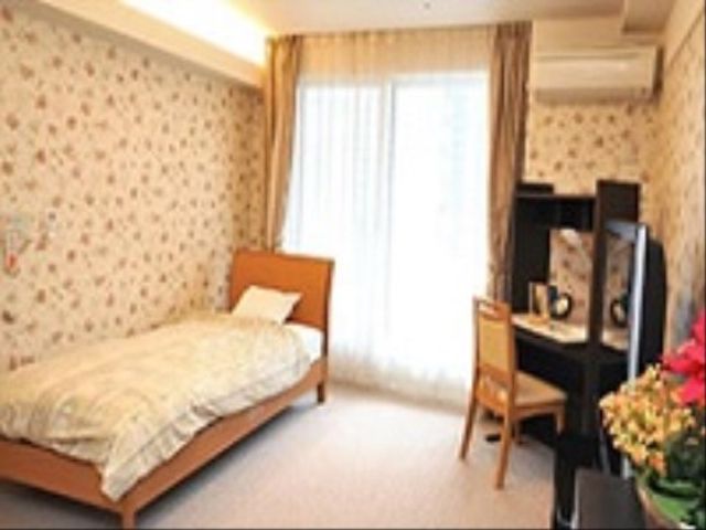 居心地の良い居室 居室 広々とした窓辺の居室です。家具の配置が機能的で、快適な個人空間を提供しています。