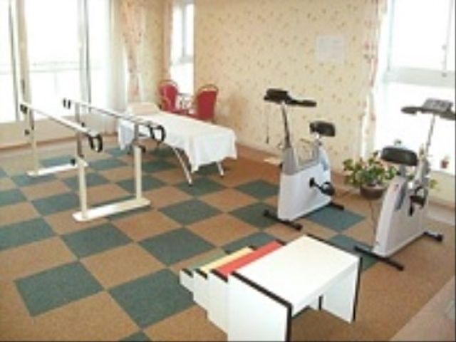 訓練用具の並ぶ機能訓練室 フィットネスジム 広々とした訓練スペースには、健康維持をサポートする各種運動器具が整っており、日々のリハビリに活用いただけます。
