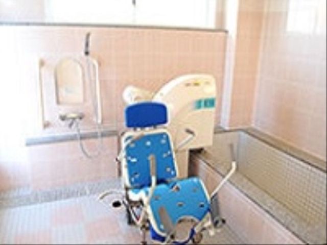 バリアフリー設計の浴室 機械浴室 広々として手すりが整った浴室は、バリアフリーで使いやすく、ご高齢の方も安心して利用いただけます。