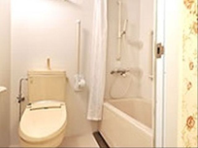 清潔なトイレと浴室 浴室 手すり付きのトイレと浴室です。安心してご利用いただけるよう配慮された設備が整っています。