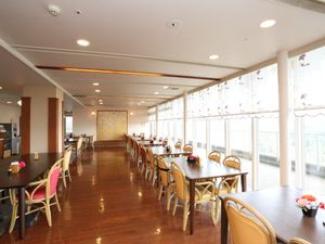 明るい食堂の様子