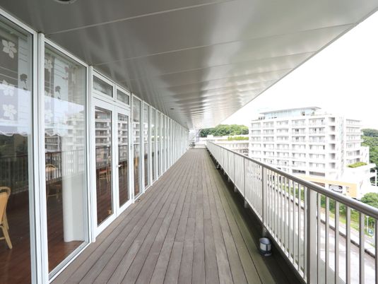 幅広バルコニーと建物