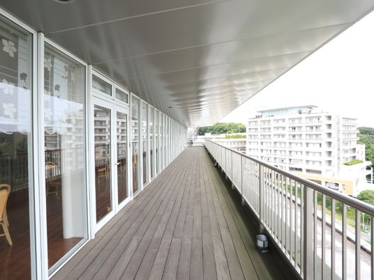 幅広バルコニーと建物