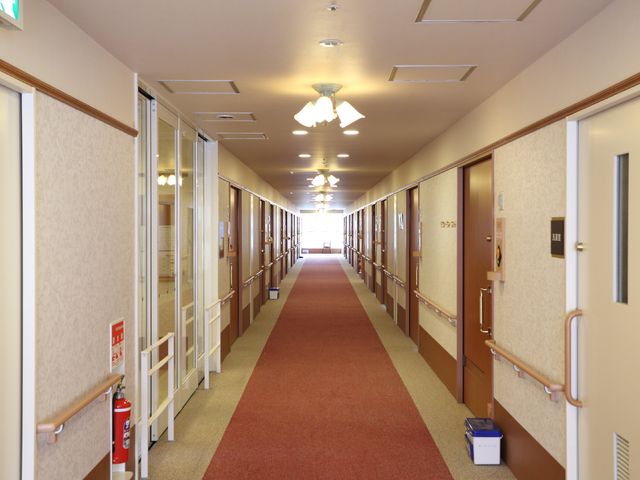 明るい廊下の様子 通路 手すりが設けられ、清潔感のある明るい通路です。安全に配慮された設計となっています。