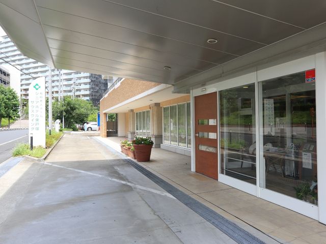 清潔感あるエントランス エントランス ゆったりとした通路と明るい出入口が迎える、快適な入口です。