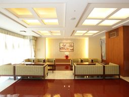 明るい雰囲気のラウンジ