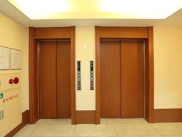 清潔な木目調のエレベーター