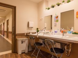 清潔な洗面台と廊下