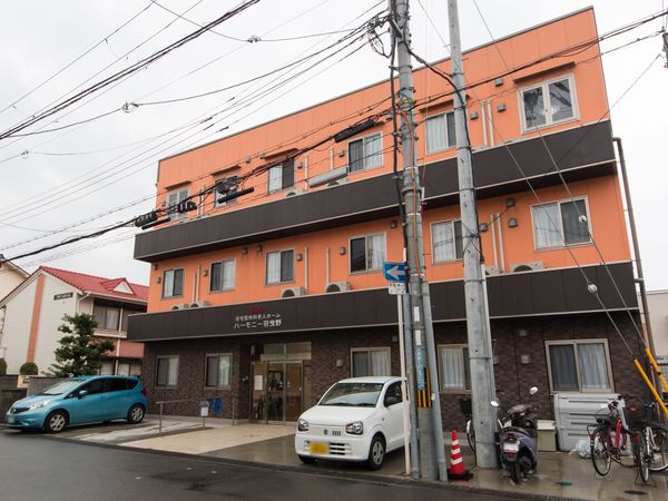 オレンジ色の建物外観