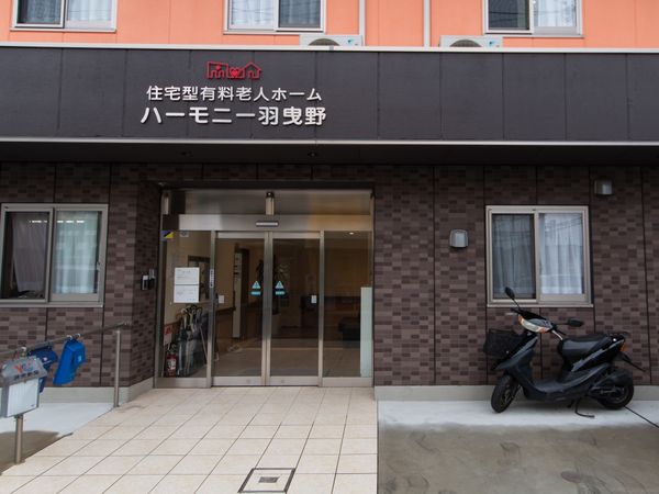 エントランス看板とスクーター