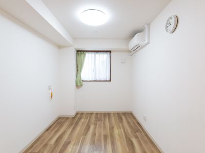 空の居室と時計